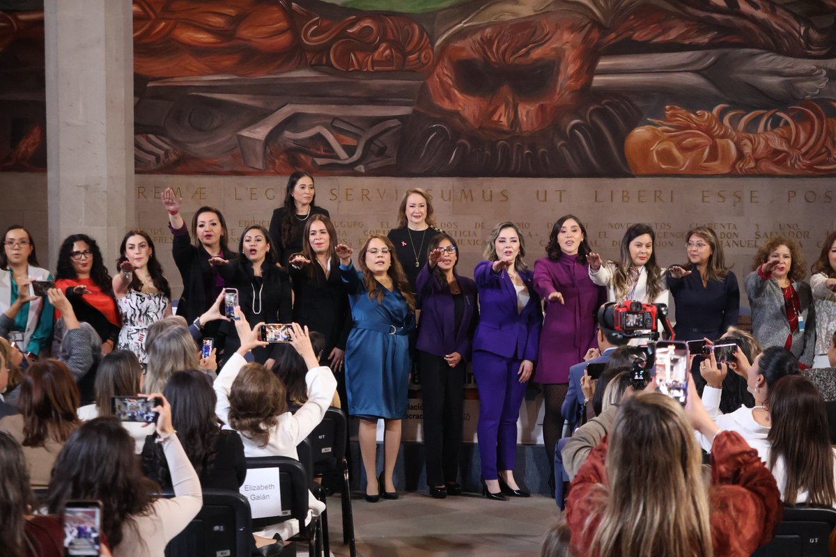 SeMujeresCDMX's tweet photo. La secretaria de las Mujeres, @Daptnhe,  asistió a la presentación de la Asociación Nacional de Juzgadoras (ANJUZ) y conmemoración del Aniversario del Voto de las Mujeres en México. https://t.co/V9ZAP7Zhn8