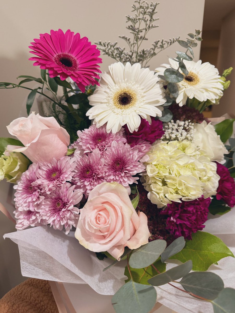 Just got back home after an afternoon of shopping with my fiancé and as we were getting back home, I see a flower delivery coming up to my house and I go “what’s going on?” He replies “don’t worry about it” and runs out of the car to greet them at the door 😭❤️