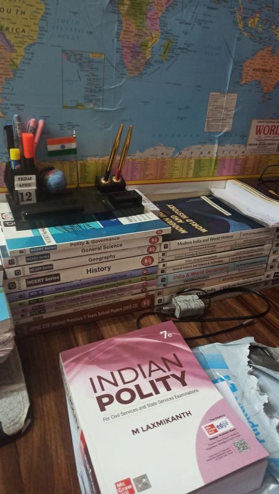 इस दुनिया में दो ताकतें हैं,
 तलवार की ताकत और कलम की ताकत 

लेकिन...   कलम का इस्तमाल करने वाला आदमी शिकस्त नहीं खाता कभी