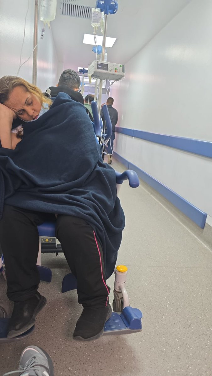 Boteroalejof's tweet photo. Increíble 28 horas en una silla por culpa de la ineptitud y falta de todo de parte de @petrogustavo la cardio infantil un caps del colapso de la salud ineptos de m.... https://t.co/VwnroVEQXV