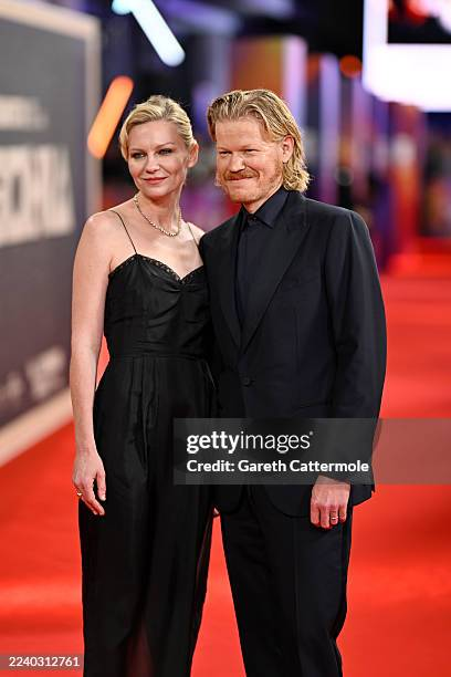 Dunst_fas's tweet photo. 'Bugonia' Premiere, The 69th BFI London Film Festival,  Londres - 10/10/25

Deixando um pouco seus compromissos de lado para estar junto do Jesse na estreia de seu novo filme 😍 https://t.co/u3r9gVKPk0