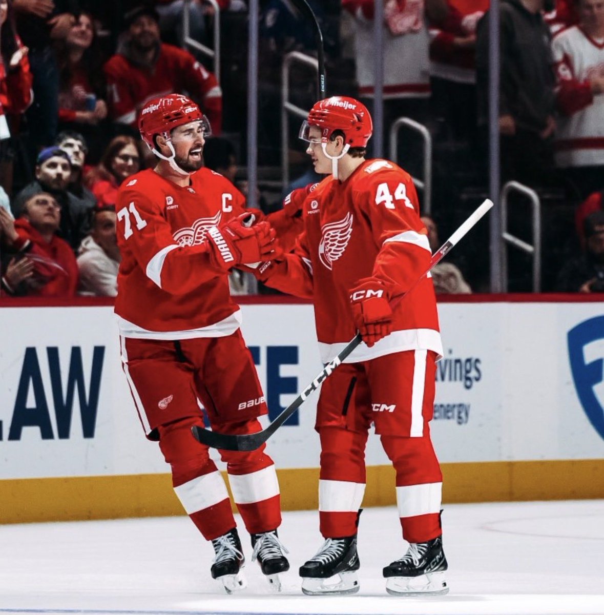 THE RED WINGS BEAT THE LIGHTNING 2-1 IN OVERTIME TO WIN THEIR 4TH GAME IN A ROW

🔥🔥🔥