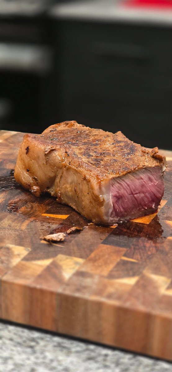 I cooked a ny strip last night.
Why's it got that steakussy tho?
Am I supposed to fugg it or eat it? Or both 👀