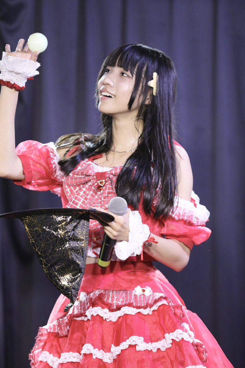 ronde_1205's tweet image. 2025/10/11 SAKURA会
#花咲花奈 さん（@hnhanasaki）
#TwinkleTroupe

このボールを帽子に入れると、、、
こうじゃ！「🍰」✨