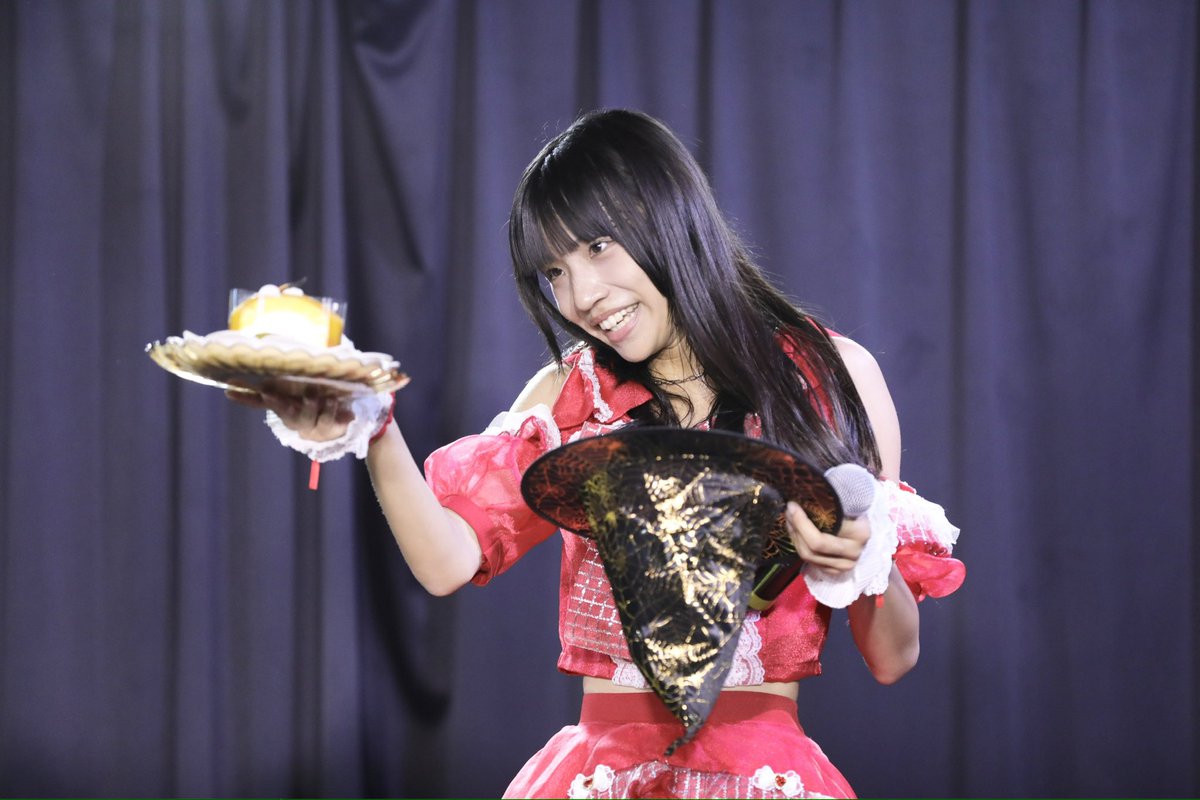 ronde_1205's tweet image. 2025/10/11 SAKURA会
#花咲花奈 さん（@hnhanasaki）
#TwinkleTroupe

このボールを帽子に入れると、、、
こうじゃ！「🍰」✨