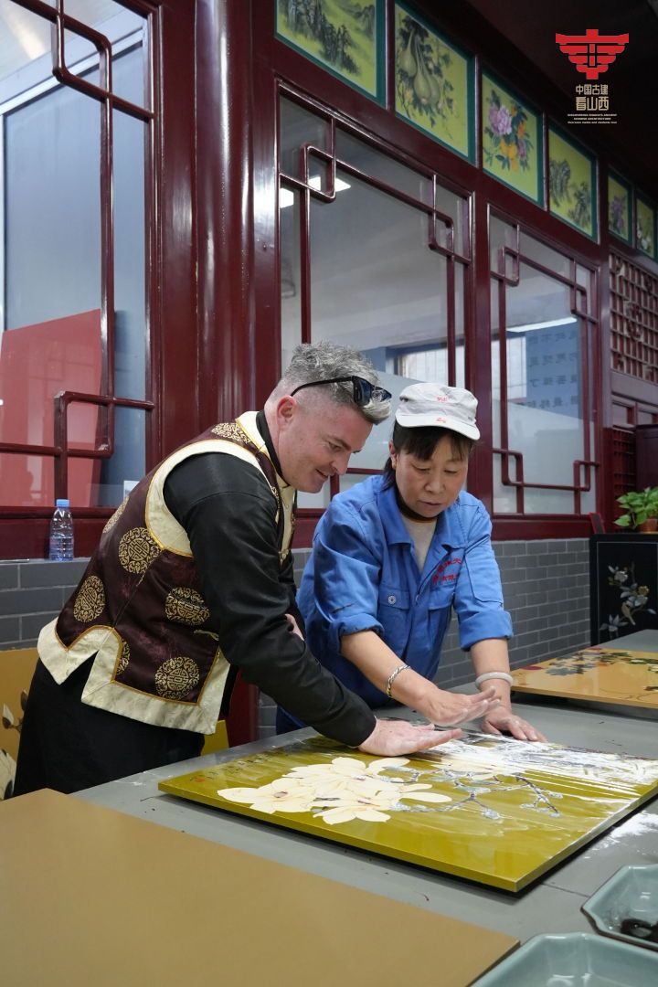 ShanxiDaily's tweet image. 外籍博主和留学生亲手体验平遥唐都推光漆器，感受非遗精妙制作和独具匠心 Foreign bloggers experience Pingyao Tangdu polished lacquerware with their own hands, feeling the exquisite craftsmanship and unique ingenuity of cultural heritage.
#DiscoverShanxi
#AncientChineseArchitecture