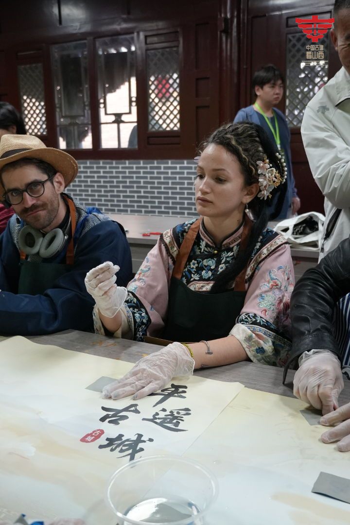 ShanxiDaily's tweet image. 外籍博主和留学生亲手体验平遥唐都推光漆器，感受非遗精妙制作和独具匠心 Foreign bloggers experience Pingyao Tangdu polished lacquerware with their own hands, feeling the exquisite craftsmanship and unique ingenuity of cultural heritage.
#DiscoverShanxi
#AncientChineseArchitecture