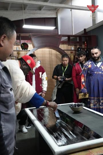 ShanxiDaily's tweet image. 外籍博主和留学生亲手体验平遥唐都推光漆器，感受非遗精妙制作和独具匠心 Foreign bloggers experience Pingyao Tangdu polished lacquerware with their own hands, feeling the exquisite craftsmanship and unique ingenuity of cultural heritage.
#DiscoverShanxi
#AncientChineseArchitecture