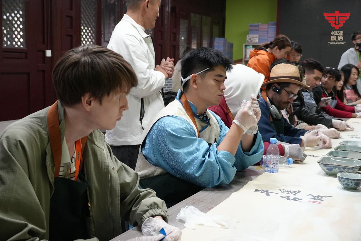 ShanxiDaily's tweet image. 外籍博主和留学生亲手体验平遥唐都推光漆器，感受非遗精妙制作和独具匠心 Foreign bloggers experience Pingyao Tangdu polished lacquerware with their own hands, feeling the exquisite craftsmanship and unique ingenuity of cultural heritage.
#DiscoverShanxi
#AncientChineseArchitecture