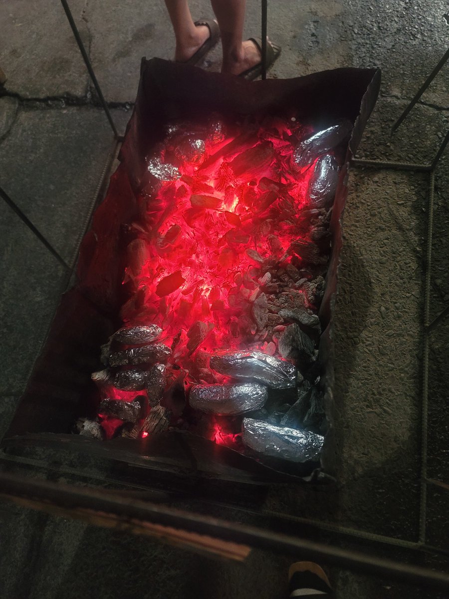 하이리스!! 주말은<a href="/irys_xyz/">Irys (✧ᴗ✧)</a> 와!!
아이리스단여러분은
즐거운주말 잘보내시고있나요??

이번주말 메도님의 
대대적인 집도가 나온다고합니당
응원합니다. #인용은과학

저는 정말 오랜만에 찜질방을
왔습니다..

고구마 호일에싸성  숯에 올려놓고
열심히 찜질하긩!!!

숯내음이 너무 좋네요~~