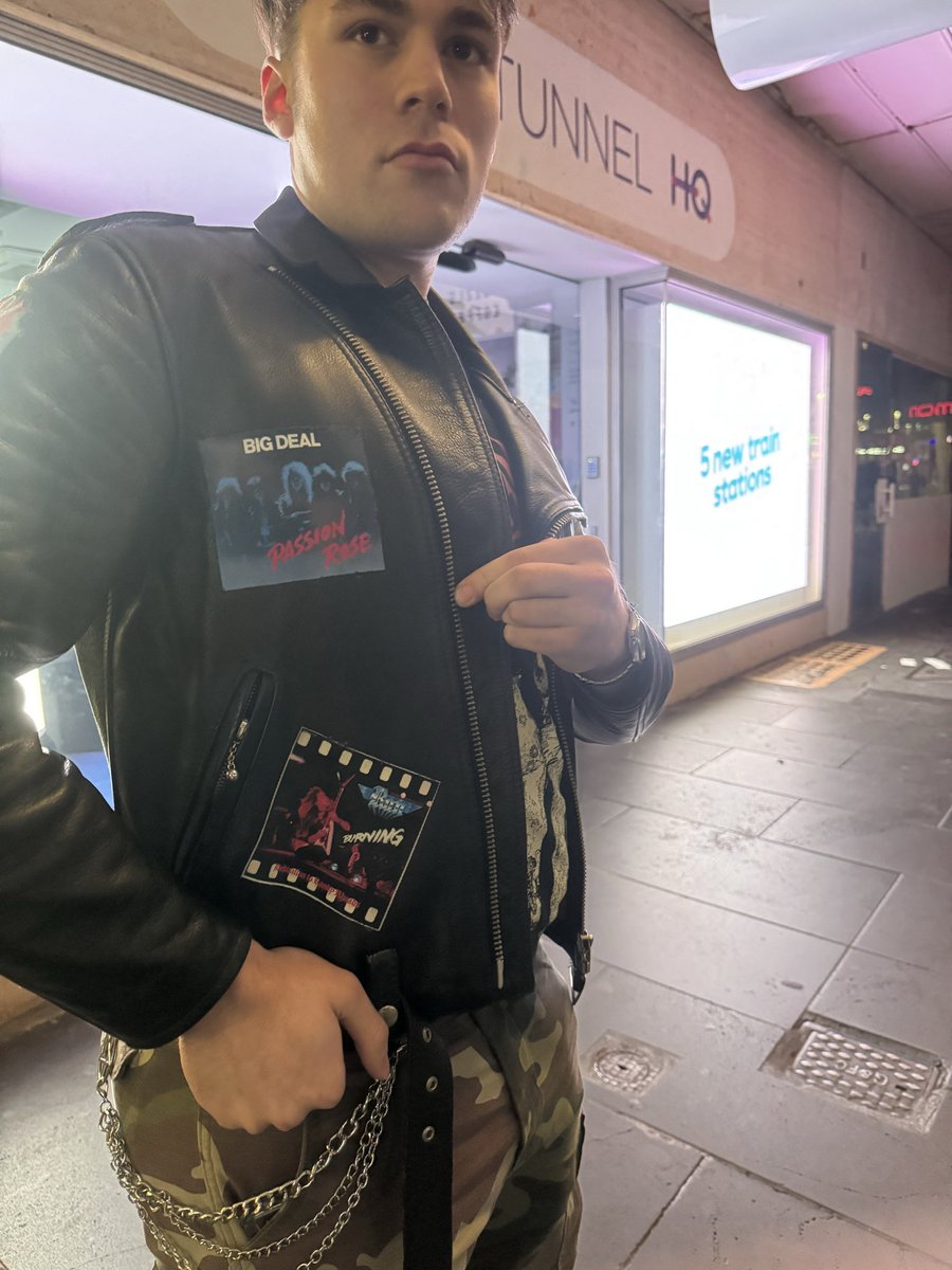 メルボルンのファンの方が私の敬愛するブリザードのRANさんのソロアルバムの自作パッチをつけてて泣きそうなくらい嬉しかったな🥹

ちなみにドライバーのジミーもジャパメタに詳しくてAshrainやDestiniaについても聞かれて驚いた
#Blizard
#松川RAN敏也