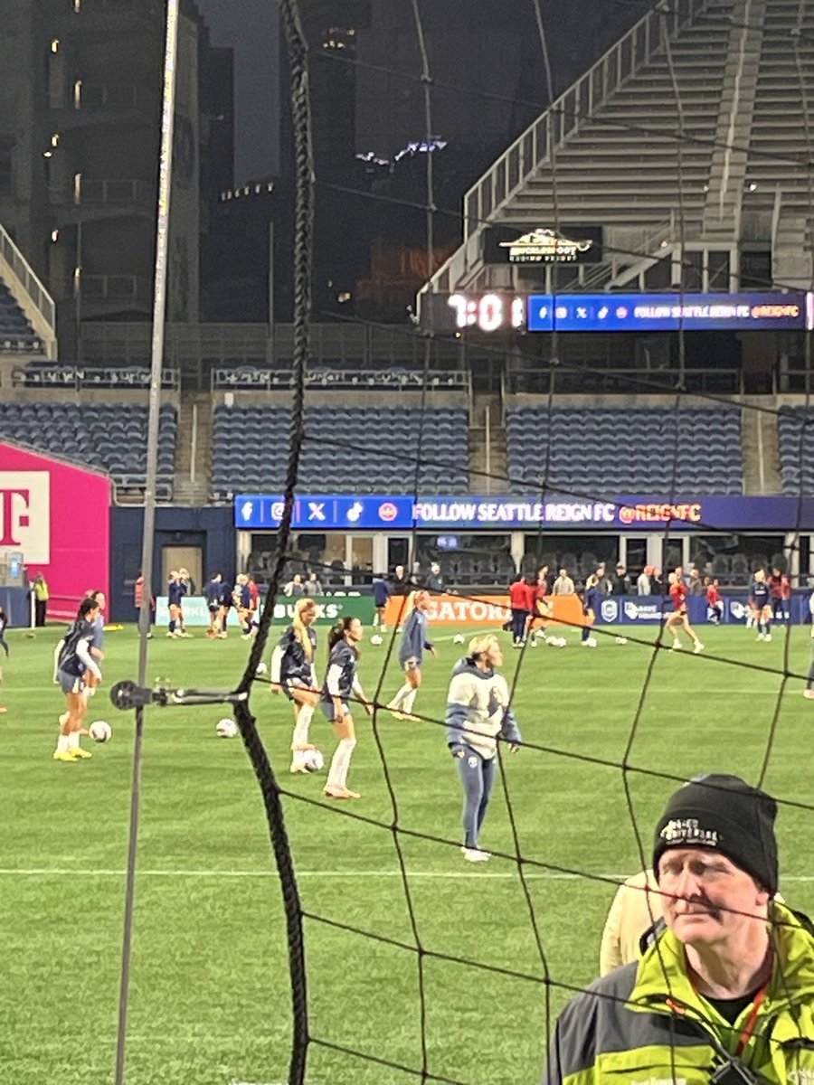 Obsessed with <a href="/JessFishlock/">Jessica Fishlock MBE</a> wearing her Lu Barnes shirt over her big ass coat