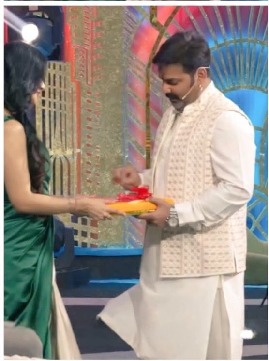 लीजिए साड़ी बिंदी ले आए एकदम माथे पर
लगाइएगा