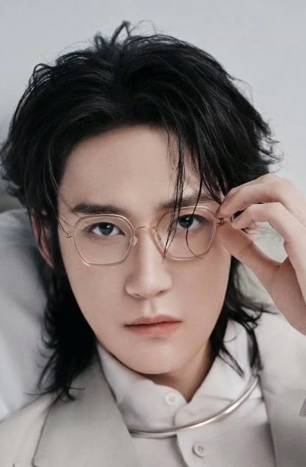 WangDuo_US's tweet photo. This is my favorite picture of Duo. 🤍 ❤️🤍 I wish it was his profile picture on Weibo.  🥹  #WangDuo #WangDuosEyes https://t.co/qnvgzrmW6X