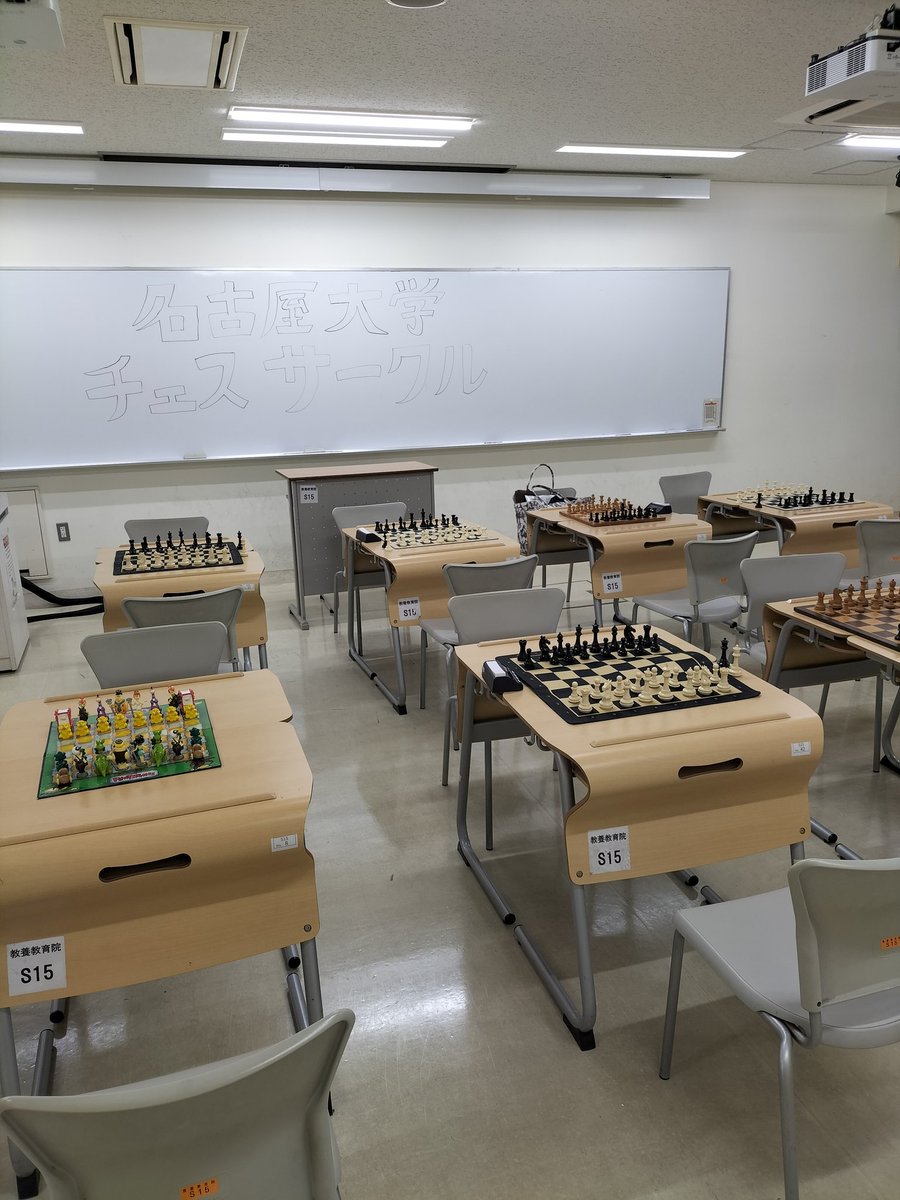 秋革祭開催です👍️
全学教育棟S15教室で
やってます🥳

雨降るらしいですが
ぜひお越しください🌂😊
#チェス #ボドゲ #春から名大 #大学サークル #インカレ #チェス好きと繋がりたい  #ボードゲーム好きと繋がりたい #chess #chessclub #checkmate