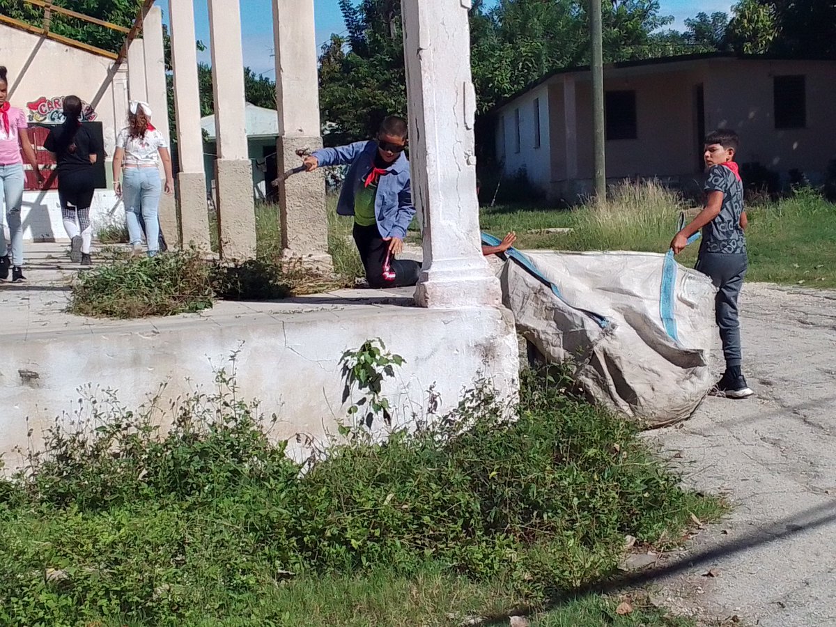 HaynesLeal91445's tweet image. El Proyecto SOCIOCULTURAL Comunitario Arte Vivo en su espacio AMOR Y RAIZ dedicado al cuidado medio ambiental de la comunidad Habana libre realizan acciones se higienizacion. #Caimito #ArtemisaJuntosSomosMas #PoderPopular #Cultura