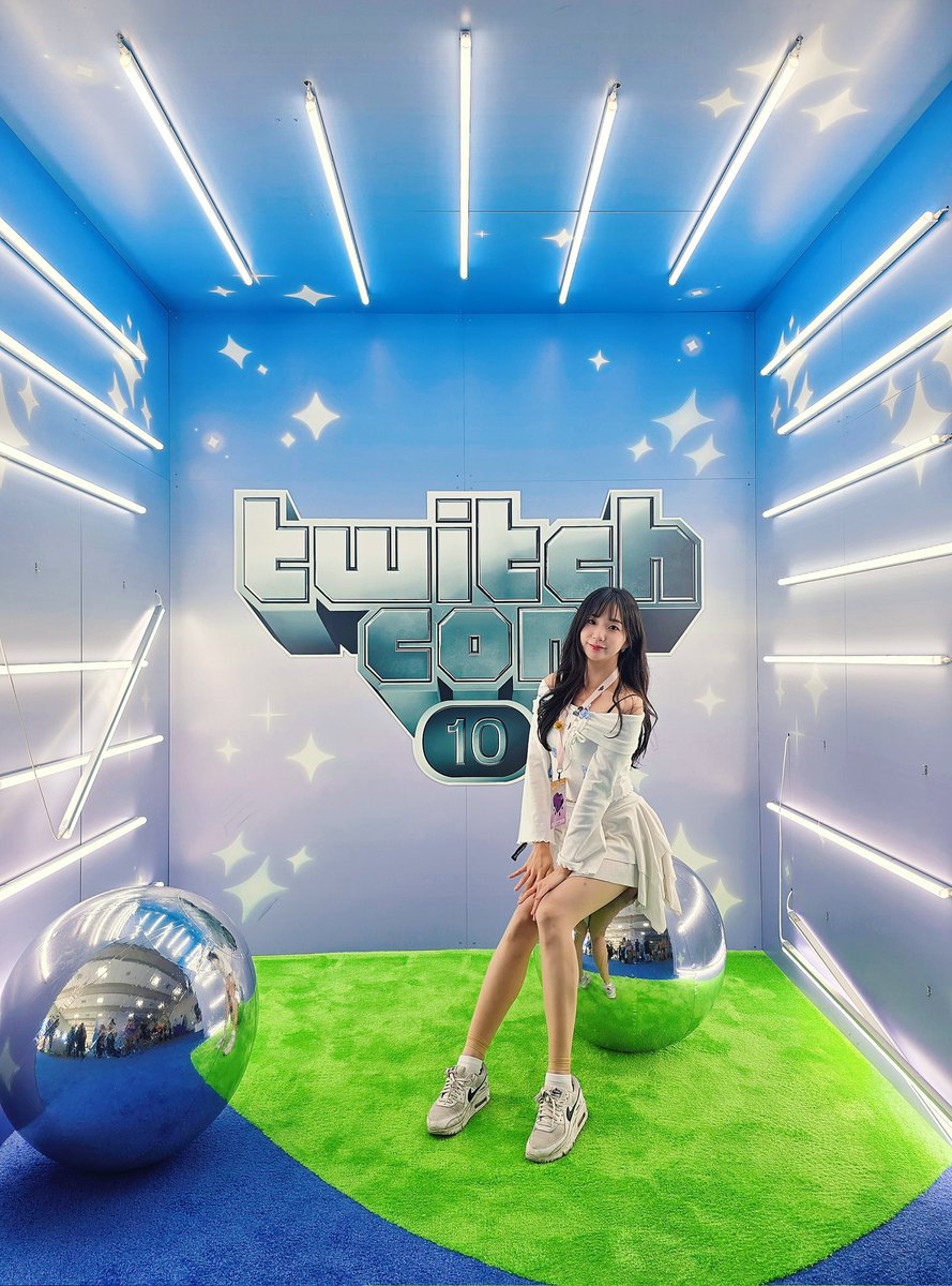 tyongeee's tweet image. Twitchcon 🦋 and also my 5th year partner anniversary @TwitchCon