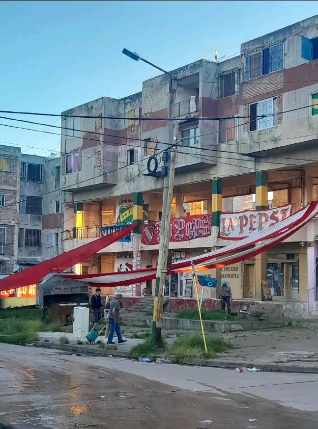 En la tribuna la fiesta va a comenzar, no hay otra igual