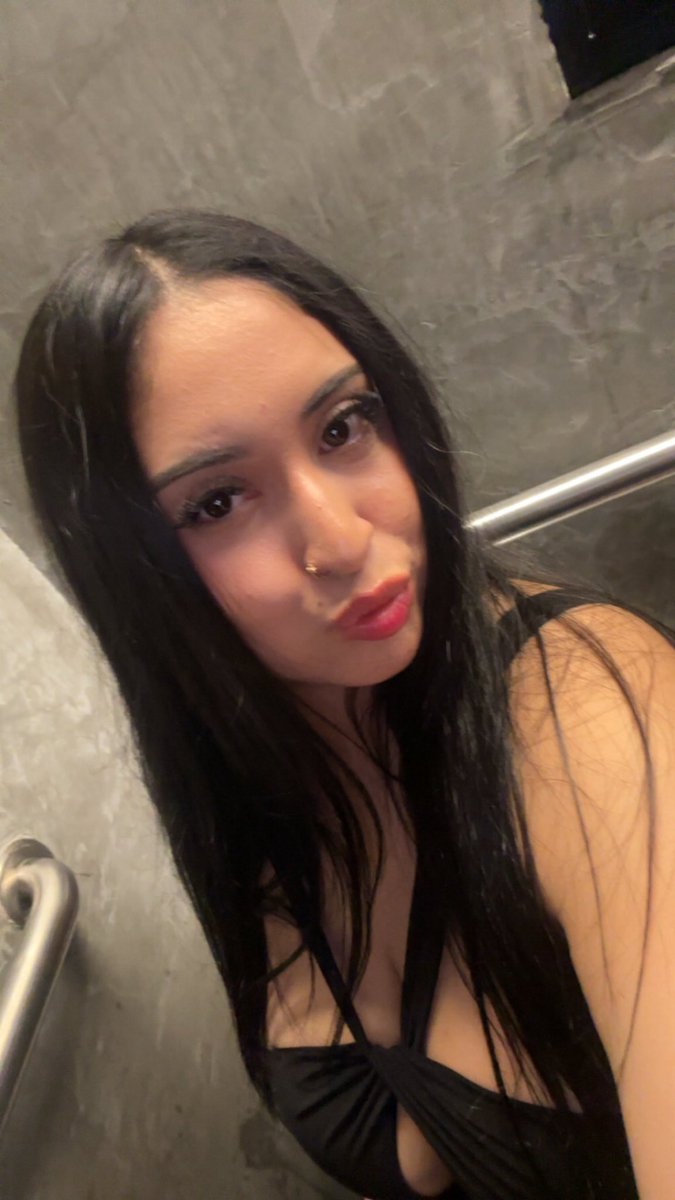 persiannkitty's tweet photo. Toilet selfie 💋 https://t.co/EKsVjq8bfX