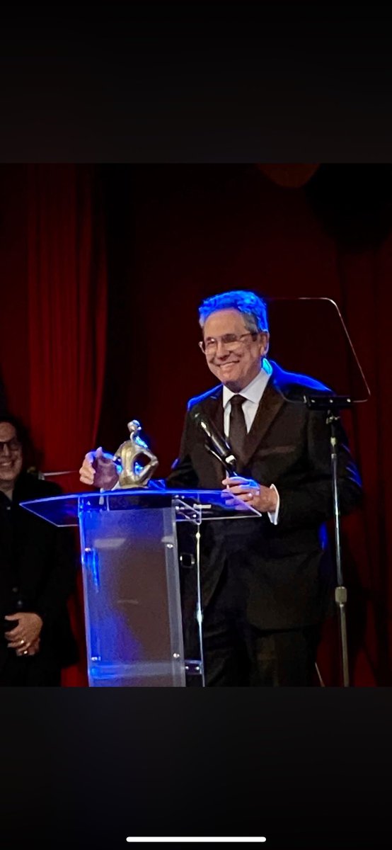 Ayer tuve el gran honor de haber sido inducido al salón de la fama de los compositores latinos y en esta foto estoy aceptando la estatuilla La Musa y dando mi discurso de aceptación . Un momento inolvidable . Gracias