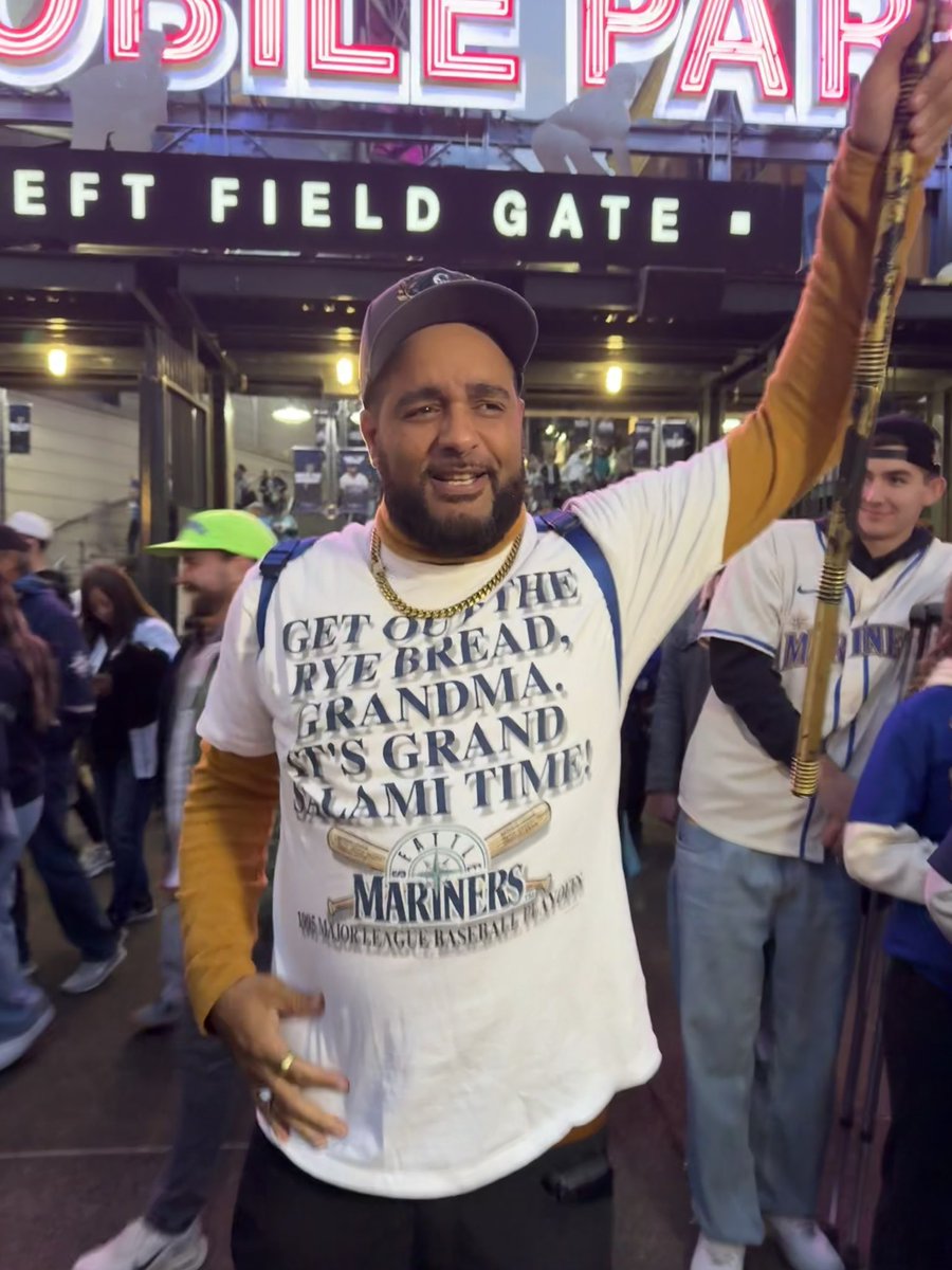 TyCunningtonTV's tweet image. Some of the highlights from the absolute madness outside T-Mobile tonight… #Mariners #ALCS @komonews