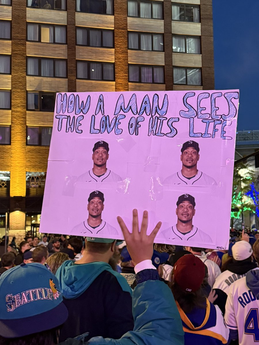 TyCunningtonTV's tweet image. Some of the highlights from the absolute madness outside T-Mobile tonight… #Mariners #ALCS @komonews