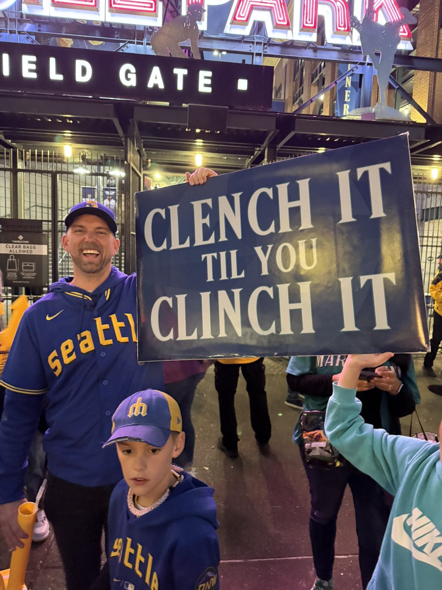 TyCunningtonTV's tweet image. Some of the highlights from the absolute madness outside T-Mobile tonight… #Mariners #ALCS @komonews
