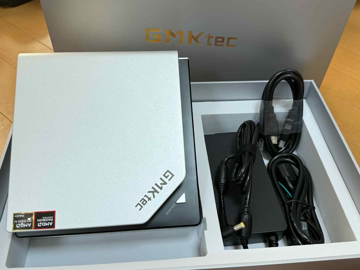 youtoy's tweet image. 近所のコンビニ案件はないけど、自宅に届く配送案件が複数ある今日の午前で、重量感的・お値段的にも一番の大物！

Ryzen AI Max+ 395、メモリ128GB搭載のミニPC「GMKtec EVO-X2」をゲット！

ローカルLLM用の強力なアイテムを入手したぞ！
