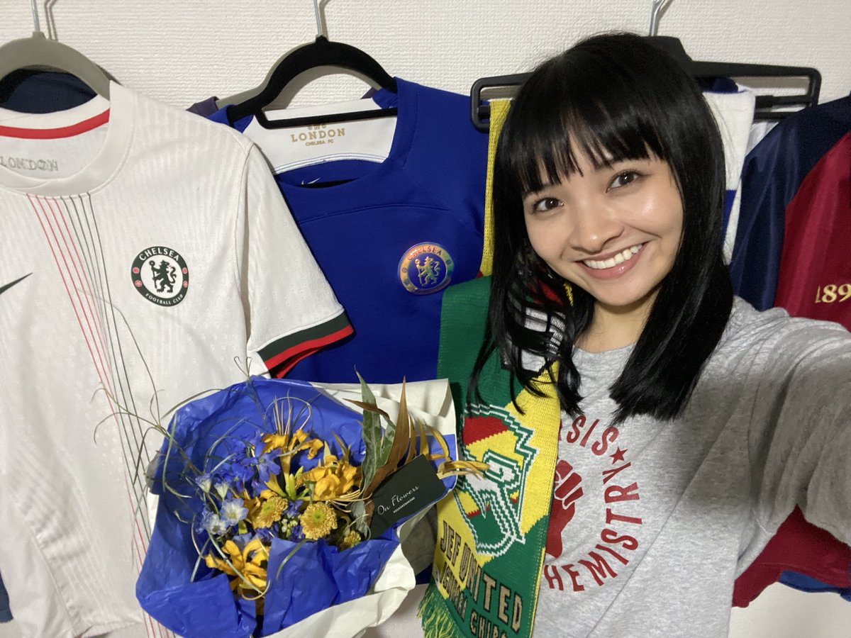 #羊町3丁目2番地
本日もマチソワ頑張ります🔥
大好きなお姉さまからチェルシー＆ジェフカラーのお花を頂きました⚽️
お花のプレゼントって1番嬉しいんだよなあ🤤
私のユニフォームコレクションと共に📸