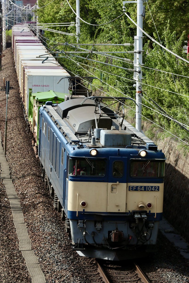 81レ   EF64 1042+コキ14B
2025.10.08
この日からカマが1042号機へ変更されました。積載もフルコンならば木曽路まで追っかけたいところですが残念ながらサラリーマンの宿命です。
しかし、ウテシさんからの盛大なご挨拶でその後、仕事も頑張れました。
行きたかったな木曽路、その先へ。パッカーン♪