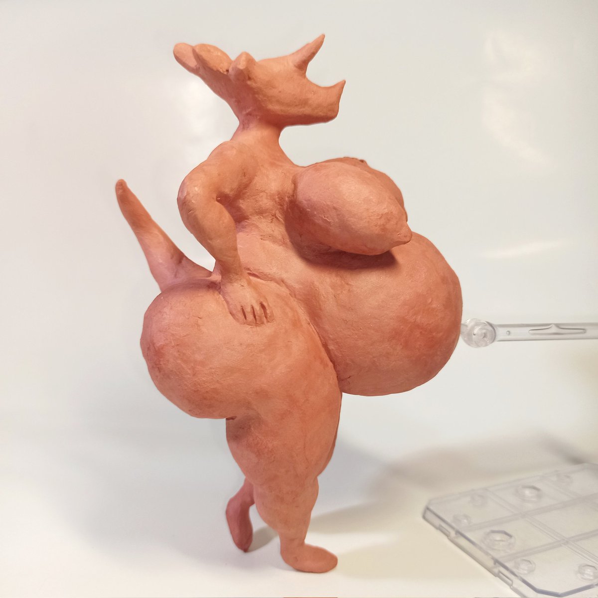 tunasdragon15's tweet photo. Con orgullo les presento, mi más grande obra maestra
Hecha con arcilla DAS, fue bastante divertido, quiero hacer más 👀
#fatfur #furryartist #furrygirl #furryarwork #3dart #nsfwtwt #art #furry https://t.co/c1UcsA6kj4