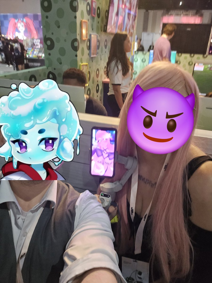 I met <a href="/OppaiPantsuu/">OppaiPantsuu 👙🔜 TWITCHCON 2025</a> at twitchcon! Hope the sticker I used is cool. I couldn't find one of your oshi mark