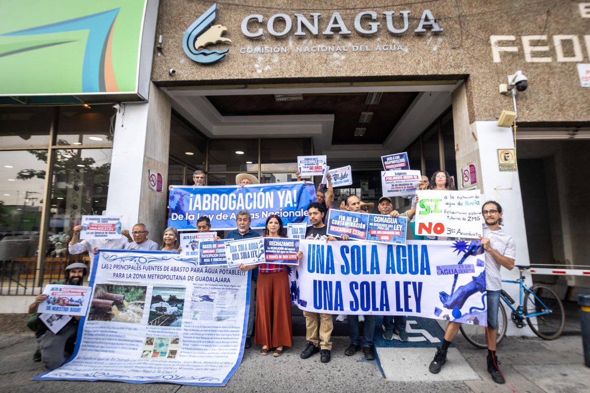 💧🚨 #AguasConLaReforma | Organizaciones de Jalisco alertan que la nueva Ley General de Aguas enviada al Congreso mantiene la privatización, el acaparamiento y la simulación de participación.

Exigen una sola ley ciudadana, sin negocios con el agua. 🌊

👉 somoselmedio.com/ley-general-de…