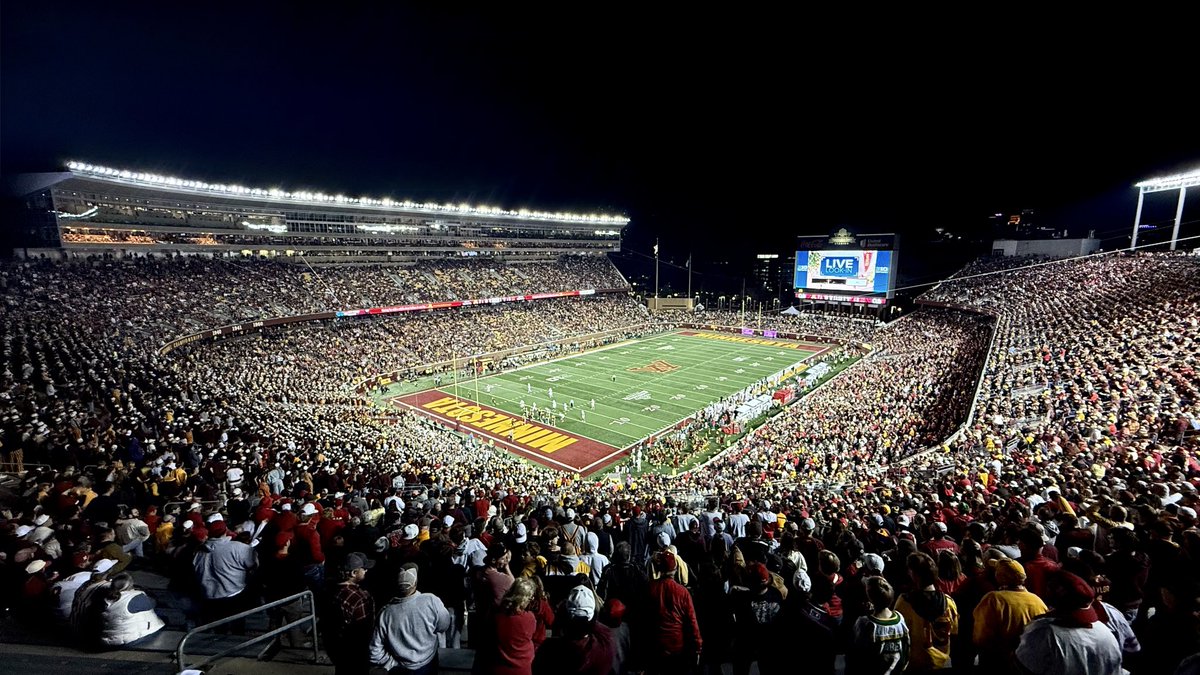 cfbcampustour's tweet image. 📸 Shot of the Night 📸
Huntington Bank Stadium - Minneapolis, MN
• 2nd career @GopherFootball game (2018 & 2025)
#RTB #SkiUMah #Gophers
