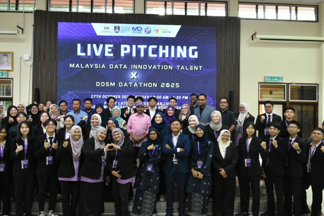 DOSMN9's tweet photo. Jumaat, 18 Oktober 2025

Bersempena sambutan Hari Statistik Negara dan Sedunia 2025, DOSM Negeri Sembilan turut bersama menyertai program Data Innovation Talent X DOSM Datathon 2025 yang berlangsung di Kem Kenegaraan Lipis, Pahang.

#StatsMalaysia
#DOSMNegeriSembilan
#TeamStats9 https://t.co/ZjbhtNrO3s