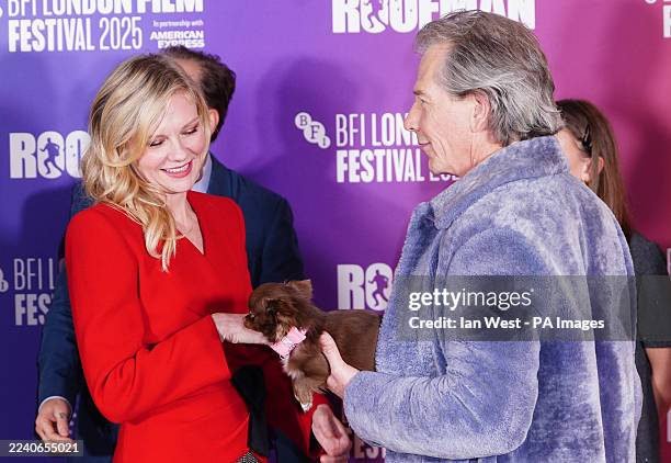 Dunst_fas's tweet photo. 'Roofman' Premiere, The 69th BFI London Film Festival,  Londres - 14/10/25

E o cachorrinho do Ben Mendelsohn? Que fofura!!! https://t.co/1qDdJIQbsc