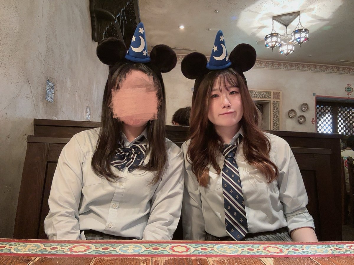 kuu_uru9's tweet photo. この間、おばさんの痛いコスプレだけど、
人生最後にもう一回制服着たいよねってなって、制服ディズニーしてきた🎀 https://t.co/r9dafDSOA1