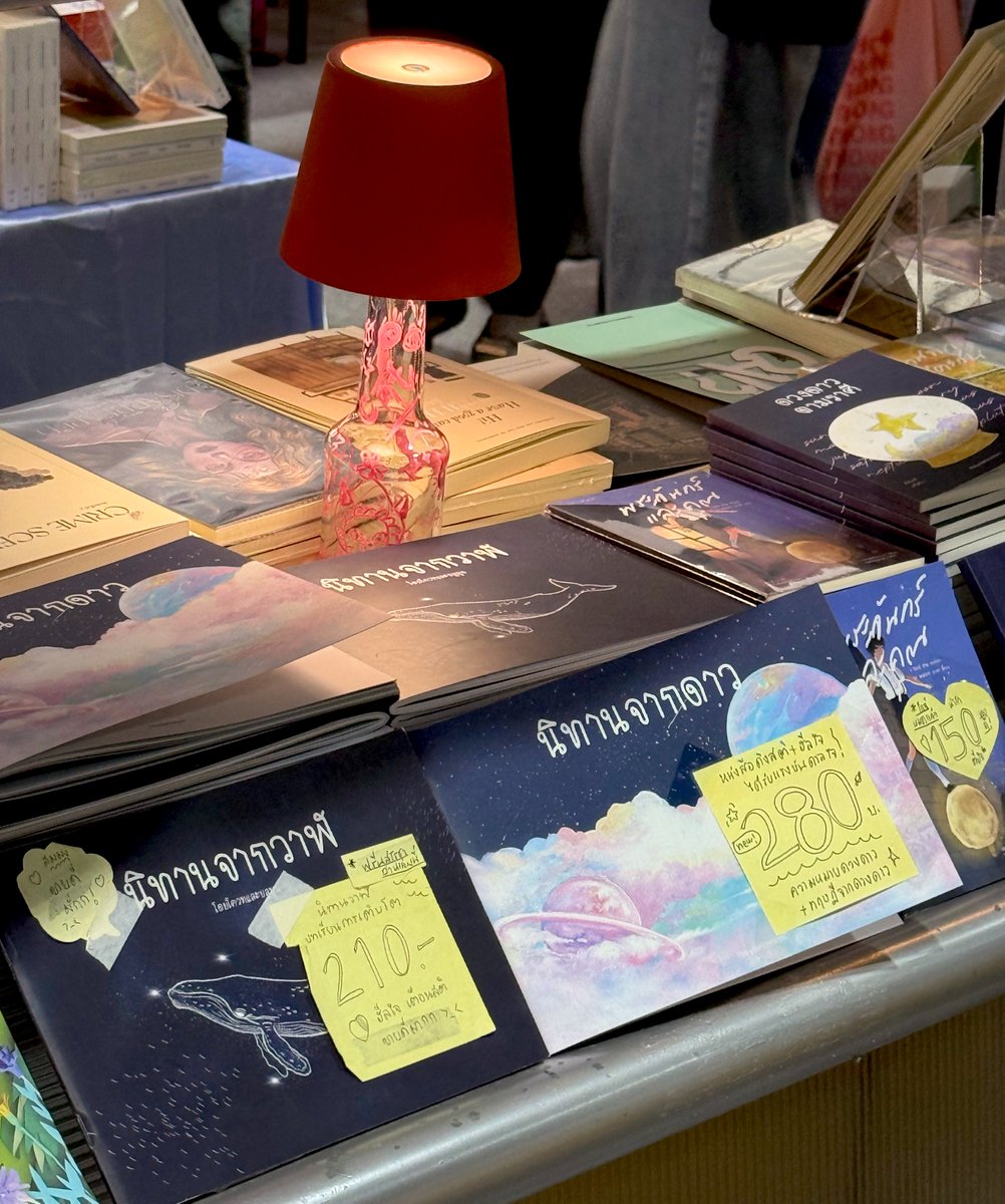 itmydefinition's tweet image. 2 วันสุดท้ายแล้วกับงานหนังสือ
ยังรอเจอทุกคนนะคะ มีของขวัญให้ด้วย

มีเอาหนังสือ+มินิการ์ดไปสต็อกไว้เยอะเลย
และมีไปเซนต์ทั้งสองวันเลยค่ะ
เสาที่ 18 ตค 17.00-18.00 E34 p.s.
อาที่ 19 ตค 16.00-17.00 F44 10mm