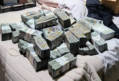 Te robaron el portero?
No fue un simple ladrón 

Allanaron al responsable detras de esto, tenía 4 MILLONES DE DOLARES en la casa. El bronce era enviado a Bolivia, de ahí se vendía a empresas en EEUU, el pago se hacia mediante Hong Kong y los ladrones cobraban en oficinas de CABA