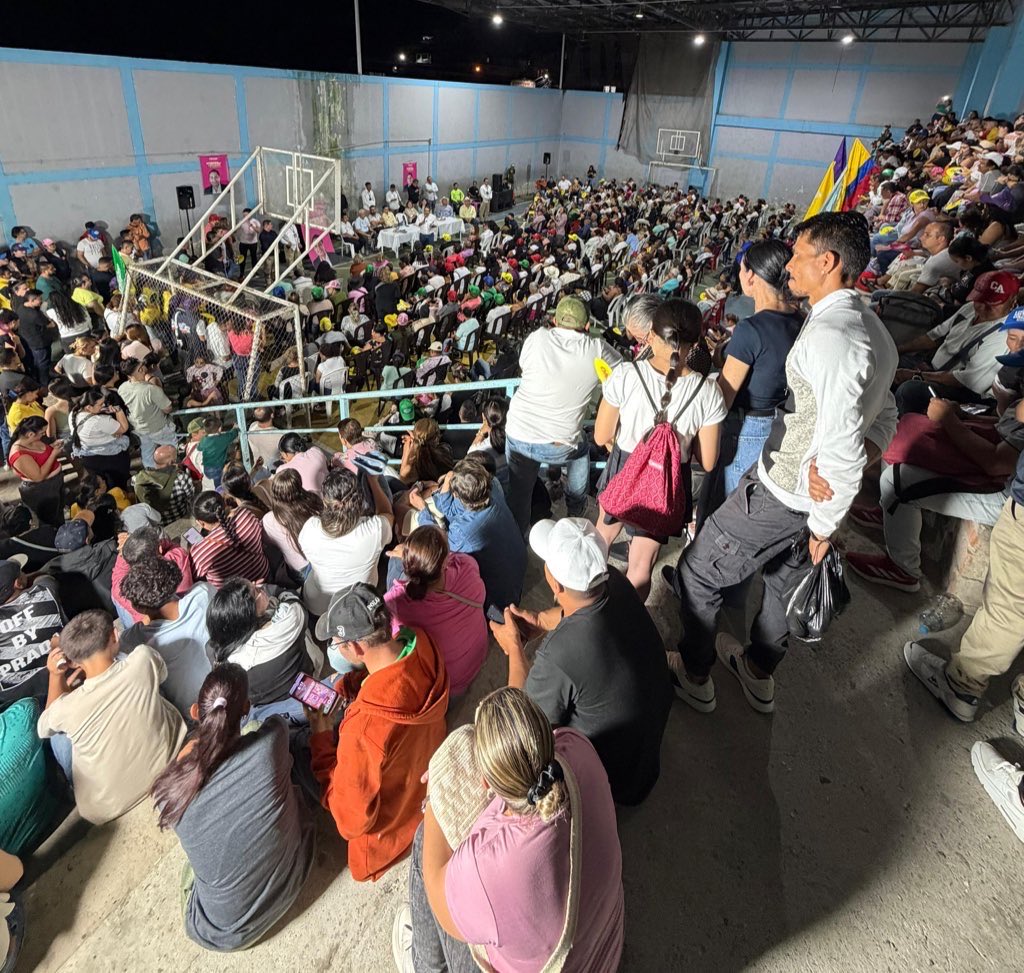 MauricioLizcano's tweet photo. ¡Noche masiva en Arauca (Palestina)! El mismo día que lanzamos la coalición ALMA celebramos su primera reunión. Y tenía que ser aquí, en esta tierra que quiero y a la que siempre le he cumplido con acciones como Aerocafé, proyecto que impulsé desde el Gobierno y que hoy avanza en su licitación abierta para construir la pista de aterrizaje, una obra que traerá desarrollo y oportunidades. 

Porque eso es lo que sabemos hacer: ¡hechos y soluciones! Así será desde la Presidencia de la República. ¡Gracias, Arauca!