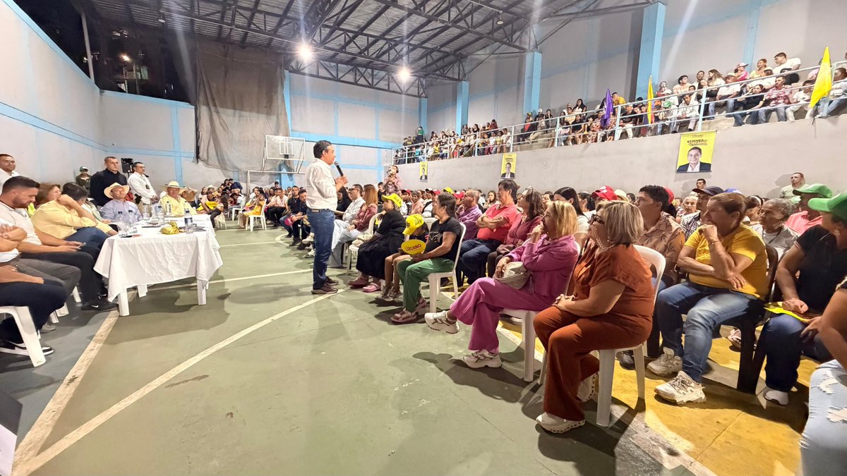 MauricioLizcano's tweet photo. ¡Noche masiva en Arauca (Palestina)! El mismo día que lanzamos la coalición ALMA celebramos su primera reunión. Y tenía que ser aquí, en esta tierra que quiero y a la que siempre le he cumplido con acciones como Aerocafé, proyecto que impulsé desde el Gobierno y que hoy avanza en su licitación abierta para construir la pista de aterrizaje, una obra que traerá desarrollo y oportunidades. 

Porque eso es lo que sabemos hacer: ¡hechos y soluciones! Así será desde la Presidencia de la República. ¡Gracias, Arauca!