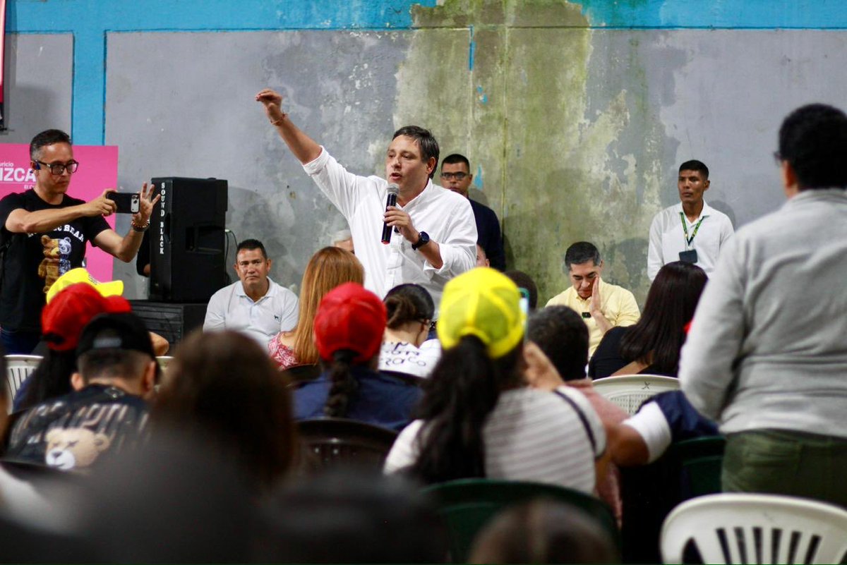 MauricioLizcano's tweet photo. ¡Noche masiva en Arauca (Palestina)! El mismo día que lanzamos la coalición ALMA celebramos su primera reunión. Y tenía que ser aquí, en esta tierra que quiero y a la que siempre le he cumplido con acciones como Aerocafé, proyecto que impulsé desde el Gobierno y que hoy avanza en su licitación abierta para construir la pista de aterrizaje, una obra que traerá desarrollo y oportunidades. 

Porque eso es lo que sabemos hacer: ¡hechos y soluciones! Así será desde la Presidencia de la República. ¡Gracias, Arauca!
