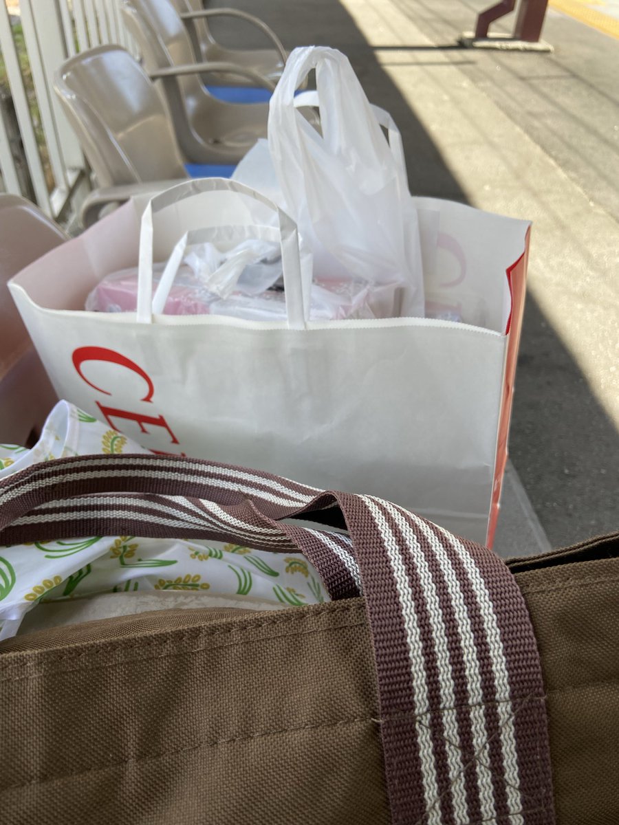 甲府、楽しかった。
お土産買ってたら
帰りの特急に乗り遅れてしまいました…
