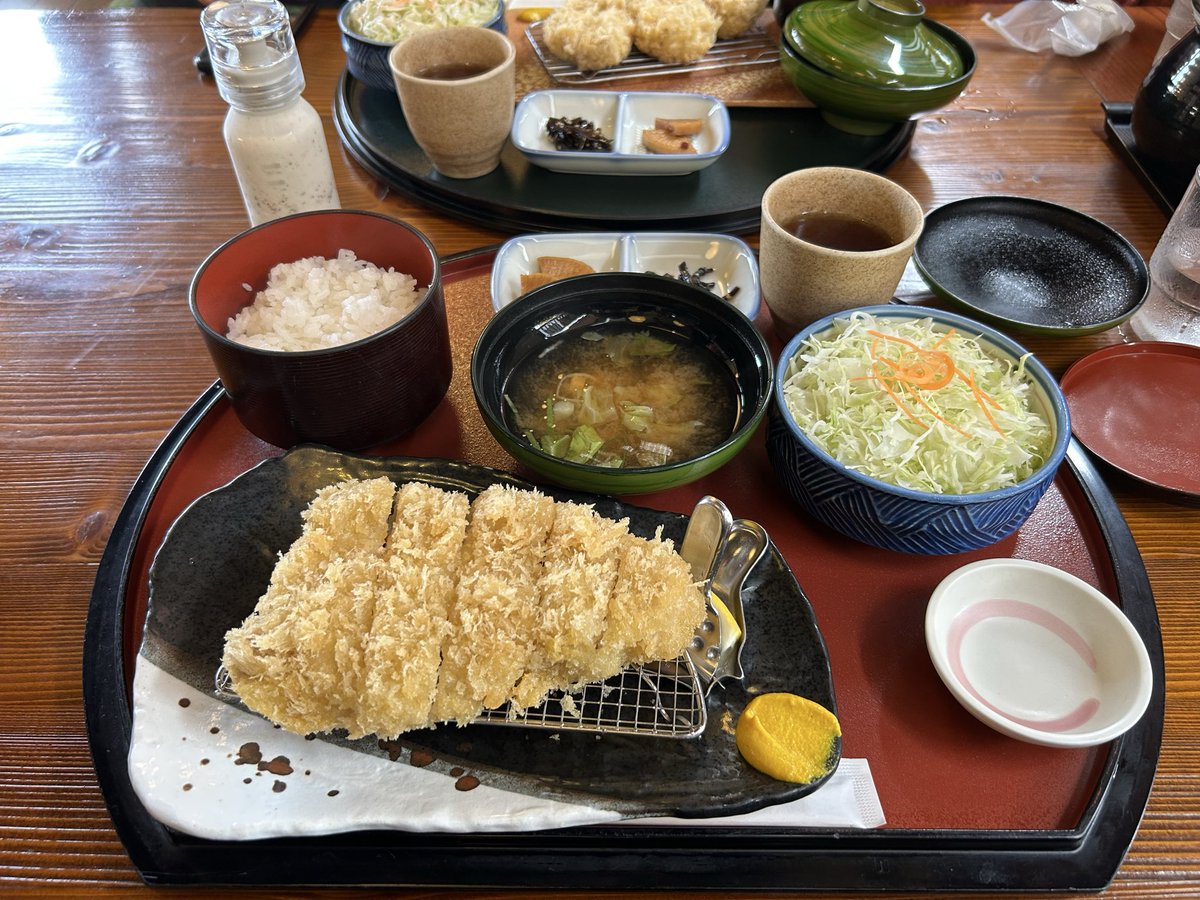 赤城山で久々にクネクネ成分を補給🏍
もう赤城山は紅葉始まってるね😆🍁

そして昼飯はとんかつ金重で、超熟尾瀬ドリームポーク ロースかつ定食 をいただきます😋