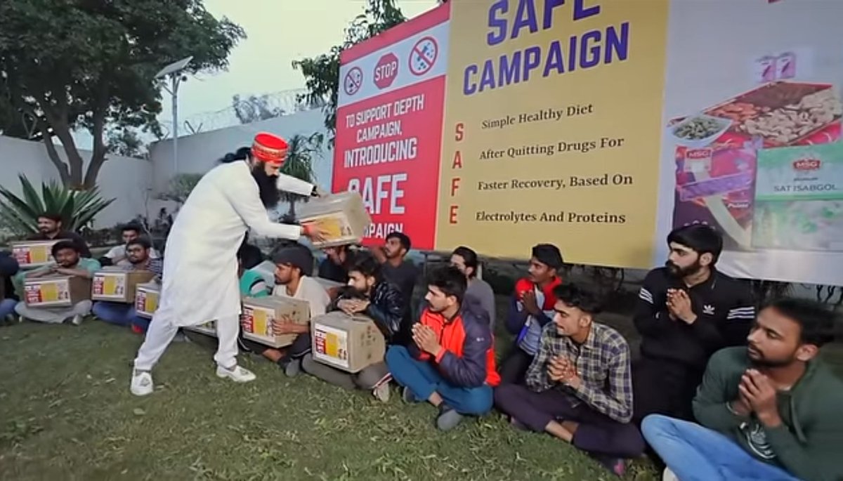 Manmohan_78's tweet image. डेरा सच्चा सौदा ने #DrugFreeIndia का बीड़ा उठाया हुआ है। Saint Gurmeet Ram Rahim Singh जी द्वारा चलाए कैंपेन #SafeCampaign के तहत डेरा अनुयायी लाखों लोगों का नशा छुड़वाने के साथ-साथ उनके शारीरिक स्वास्थ्य को दुरुस्त करने हेतु उन्हें पौष्टिक आहार युक्त Safe किट भी प्रदान करते हैं।