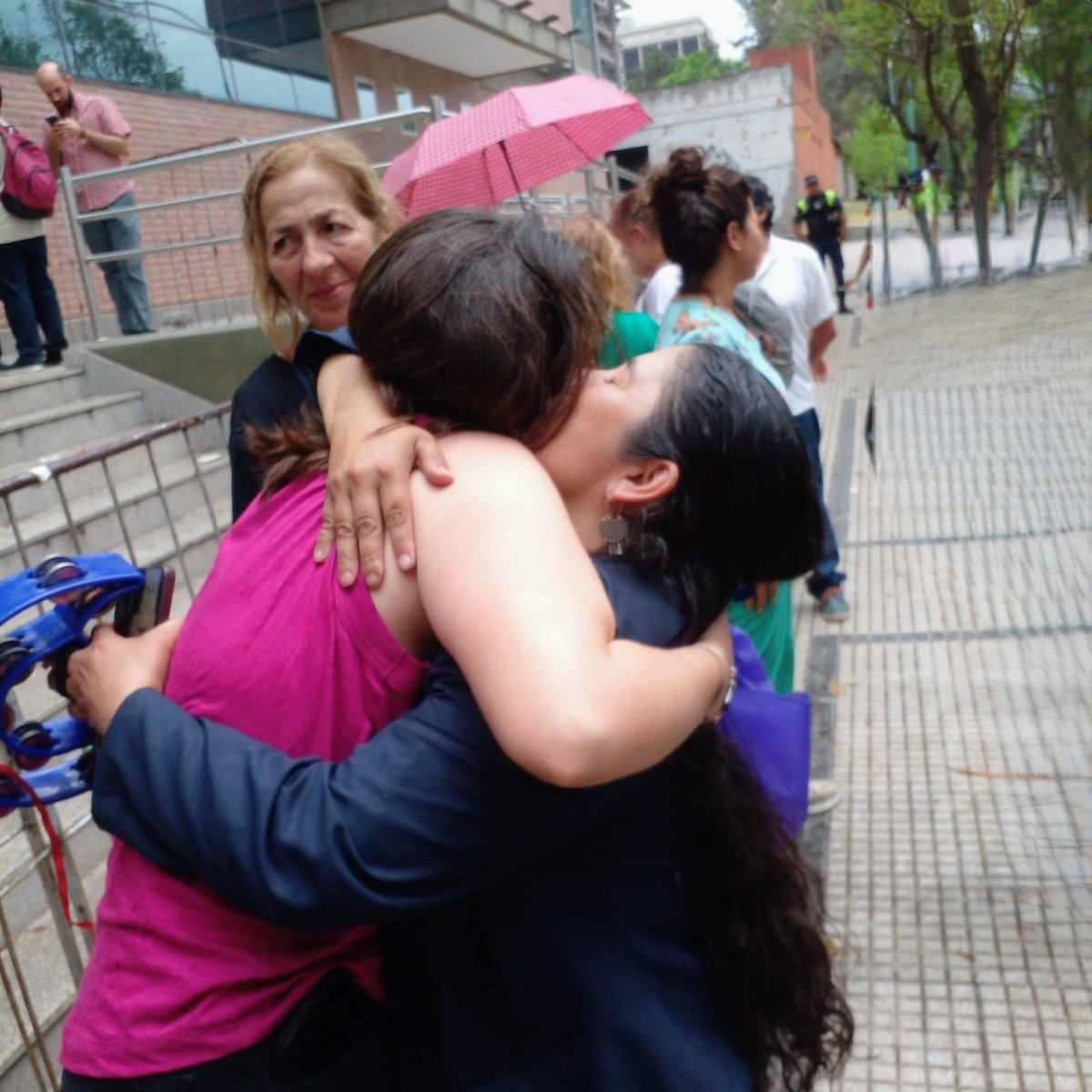 fpdstuc's tweet photo. Acompañamos a Carolina Monteros, en su larga justicia por justicia, para que los hijos del poder no sean impunes a sus crimenes y abusos. 

📣La lucha, los abrazos, la fuerza de la lucha tambien es justicia para Carolina, las mujeres y las disidencias. 

💜💥Arriba las que luchan https://t.co/IPKpffUDCI