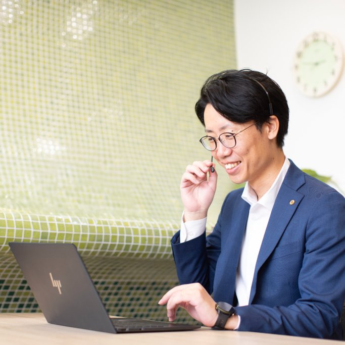mitaninorio's tweet photo. 【自己紹介】
幼少期、父が会社を辞めて自営業に転身
　↓
母は“サラリーマンの妻”から“自営業者の妻”へ
　↓
父の仕事に振り回される母の姿を見て、
「女性は男性に人生を左右されてしまうのかもしれない」
　そんな印象が心に強く刻まれる
　↓
　↓
　↓
社会人となり、大手造船メーカーに就職
　↓
同期の女性社員は誰よりも優秀
　↓
しかし結婚・出産を経て復帰後、その輝きが薄れていくように見えた
　↓
制度はできても、母の時代と何も変わってない
　↓
「家庭を持っても、輝き続けられる社会をつくりたい」
　↓
同時期、25歳で社会保険労務士資格を取得
　↓
　↓
　↓
理想を胸に、地元・福山市で独立
　↓
30歳「社会保険労務士事務所あかつき」を開業
　↓
クラウド労務管理の概念もない時代に、
「これは合理的で間違いなく未来の形だ」と確信し、freeeの導入を決意
　↓
地元ではクラウド労務管理が理解されなかったため、
IT企業と連携して全国に展開
　↓
これが転機となる
　↓
コロナ禍突入で需要が激増する
　↓
　↓
しかし、事業拡大の中で組織が崩壊
　↓
スタッフが一度に全員が退職
　↓
「理想の会社をつくるはずが、誰も幸せにできていなかった」
　↓
心が折れかけながらも、もう一度立ち止まり考える
　↓
“働きやすさ”とは仕組みでつくるもの
　↓
個人ではなくチームで支える組織へ
　↓
　↓
　↓
業務を分解し、担当をチームで支え合う体制を構築
　↓
属人化をなくし、誰かが休んでも回る仕組みへ
　↓
クラウドと人の力を融合した「スマート労務®」を確立
　↓
　↓
訪問しないオンライン型の事務所として生産性爆上がり　　　　
　↓
　↓
いまでは全国からオンラインで依頼を受け、
企業と“人”を支える存在へ
　↓
　↓
　↓
Missionは――
　「働くことがワクワクする世の中を創る」