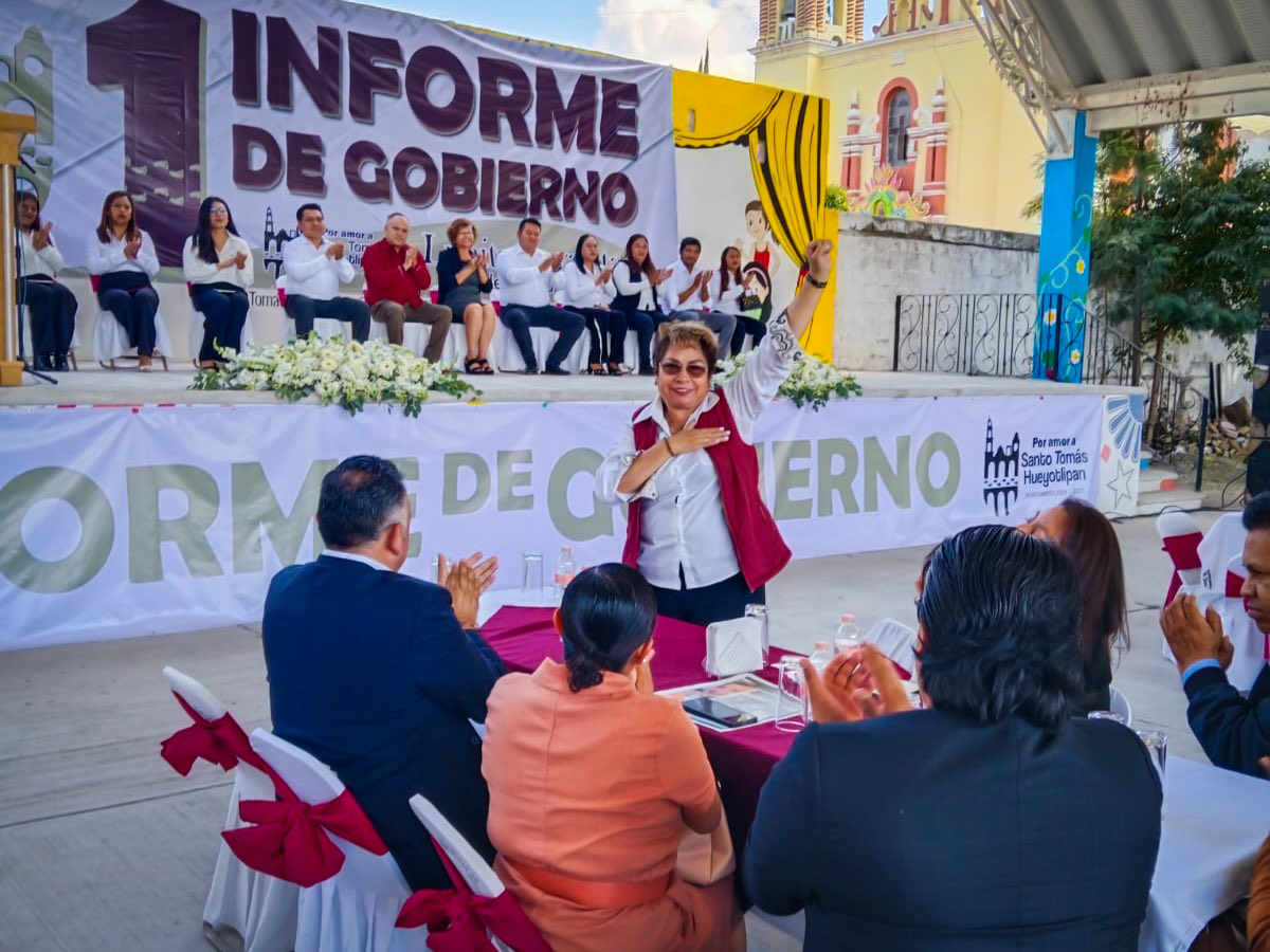 VivancoEloisa's tweet photo. Felicito a la Presidenta Municipal Lupita Zavaleta por su Primer Informe de Gobierno. 👏🏻

Su liderazgo y cercanía con la gente son reflejo del compromiso con Santo Tomás Hueyotlipan. 💜 

#PrimerInforme #SantoTomásHueyotlipan #CompromisoConResultados https://t.co/UUNsPSqy3X