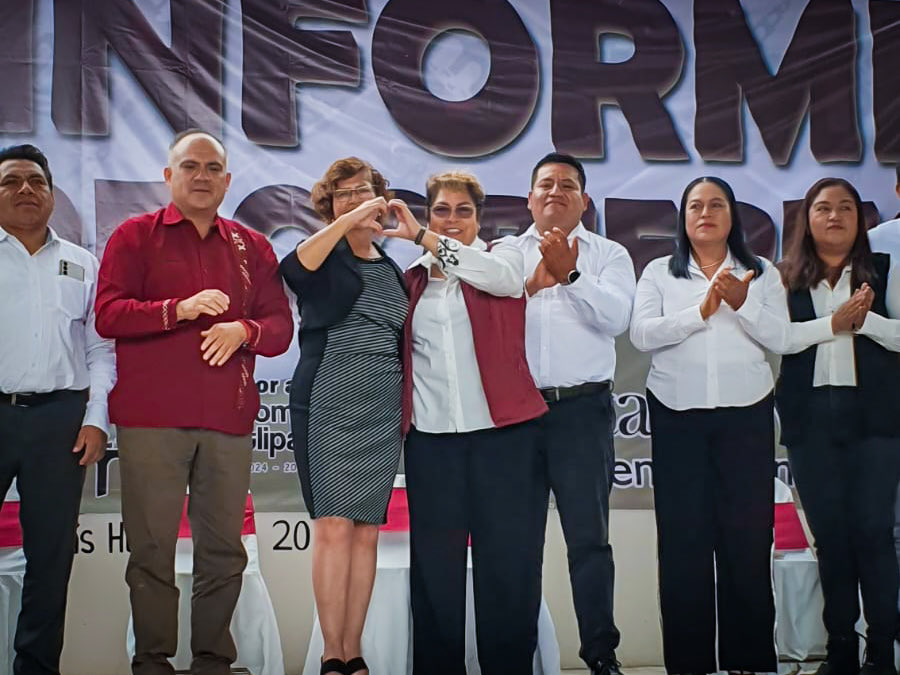 VivancoEloisa's tweet photo. Felicito a la Presidenta Municipal Lupita Zavaleta por su Primer Informe de Gobierno. 👏🏻

Su liderazgo y cercanía con la gente son reflejo del compromiso con Santo Tomás Hueyotlipan. 💜 

#PrimerInforme #SantoTomásHueyotlipan #CompromisoConResultados https://t.co/UUNsPSqy3X