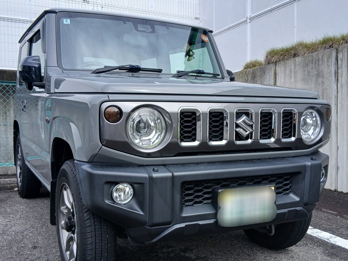 フロントに少し華がほしいな～と、純正OPのSUZUKIグリルをmercariで探していたところ、ノマドの純正グリルが大変お値打ちに出品されていたので購入しました。

純正デザインにて派手になりすぎず自然な感じで個人的には大満足。なお、奥さんはまったく気付かない模様😁